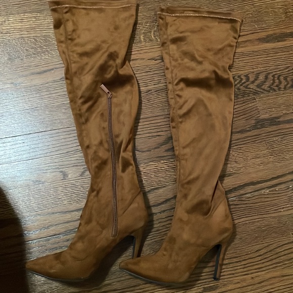 Breckelle’s Tan/Brown Thigh high stiletto heeled boots - Picture 7 of 9